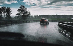 Những bí quyết “vàng” giúp bạn an toàn lái xe trong mùa mưa